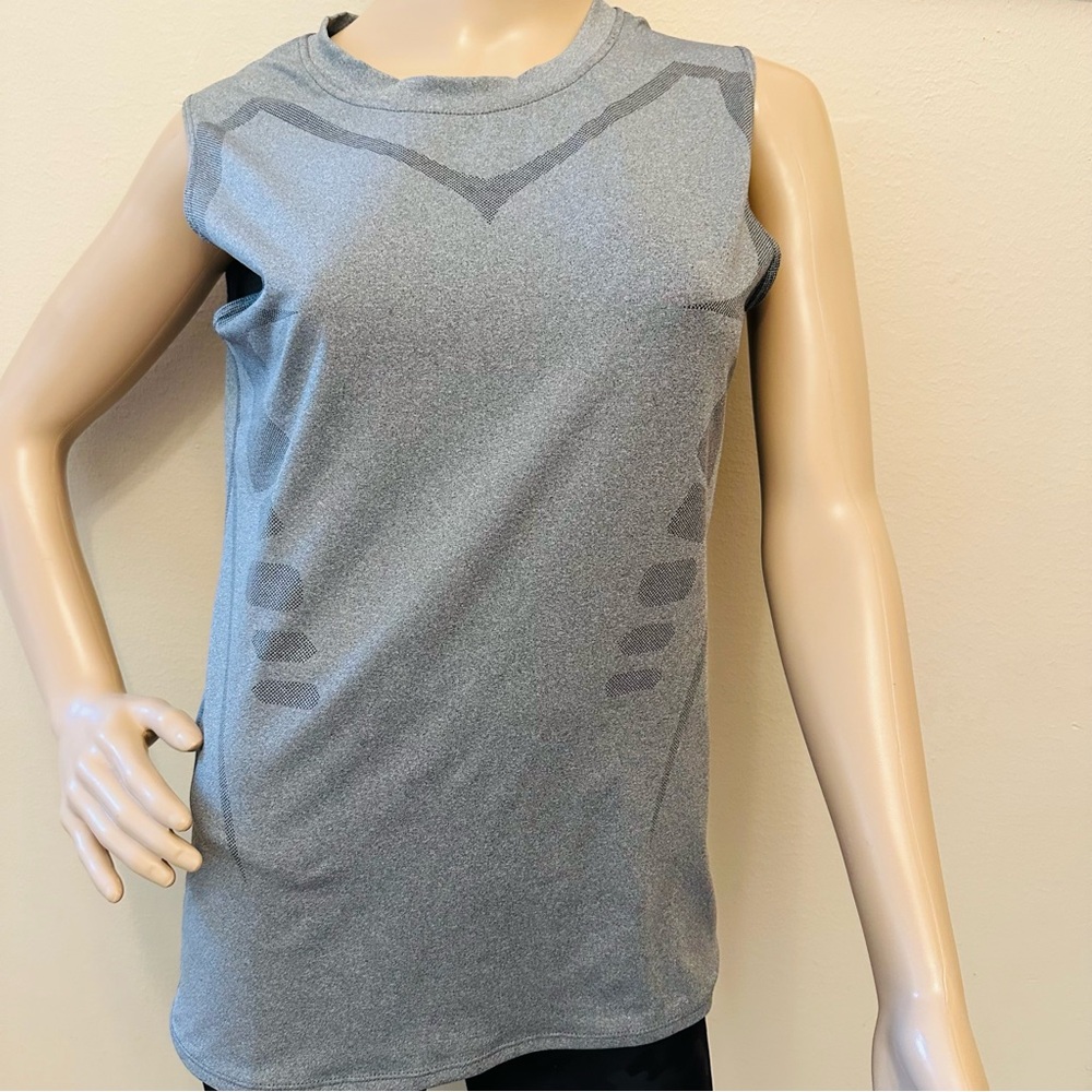 Men’s sleeveless slim fit tank. Sz L